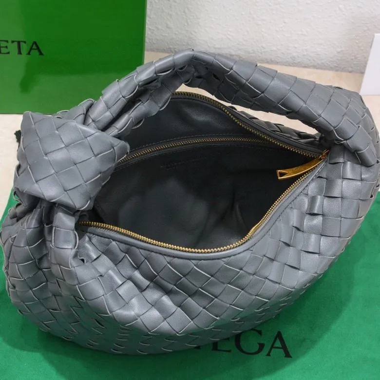 Batch 1460 BV Bottega Veneta 2022 Early Spring New Ladies Medium JODIE Handbag BV Bag 🔥The new method is to round the corners on the original basis and knot the round hobo bag with classic woven leather. The most iconic triangular pull-out design, using sheepskin draped soft shape, is super suitable for concave shapes~ Jodie feels really gentle to people, and is definitely the best item for daily matching. It has the same weave, new elements and twists, and is versatile. It is the new favorite of street style Internet celebrities! Size: 36*21*13 Model: 6697